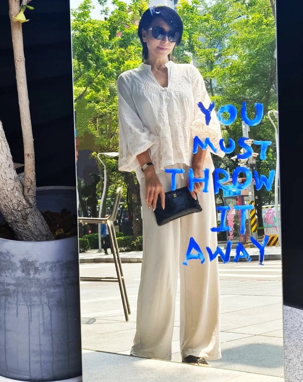 我真心覺得田麗完美示範了什麼叫「歲月不敗美人」!那位曾經用「性感」撼動台灣演藝圈的名字,如今在59歲這把年紀,竟然能把「白色」穿得如此純淨的同時,又隱隱透出一股子率性與傲氣。她捨棄了繁瑣奪目的色彩,僅用一身純粹的象牙白與米色系,就穿出了減齡清新氣質。上衣細緻的刺繡與鏤空織紋在陽光下透著韻味,澎袖設計不僅藏住了手臂線條,更自帶一種少女般的靈動,搭配垂墜感極佳的寬褲,那種走路有風的自在感,才是最頂級的減齡。