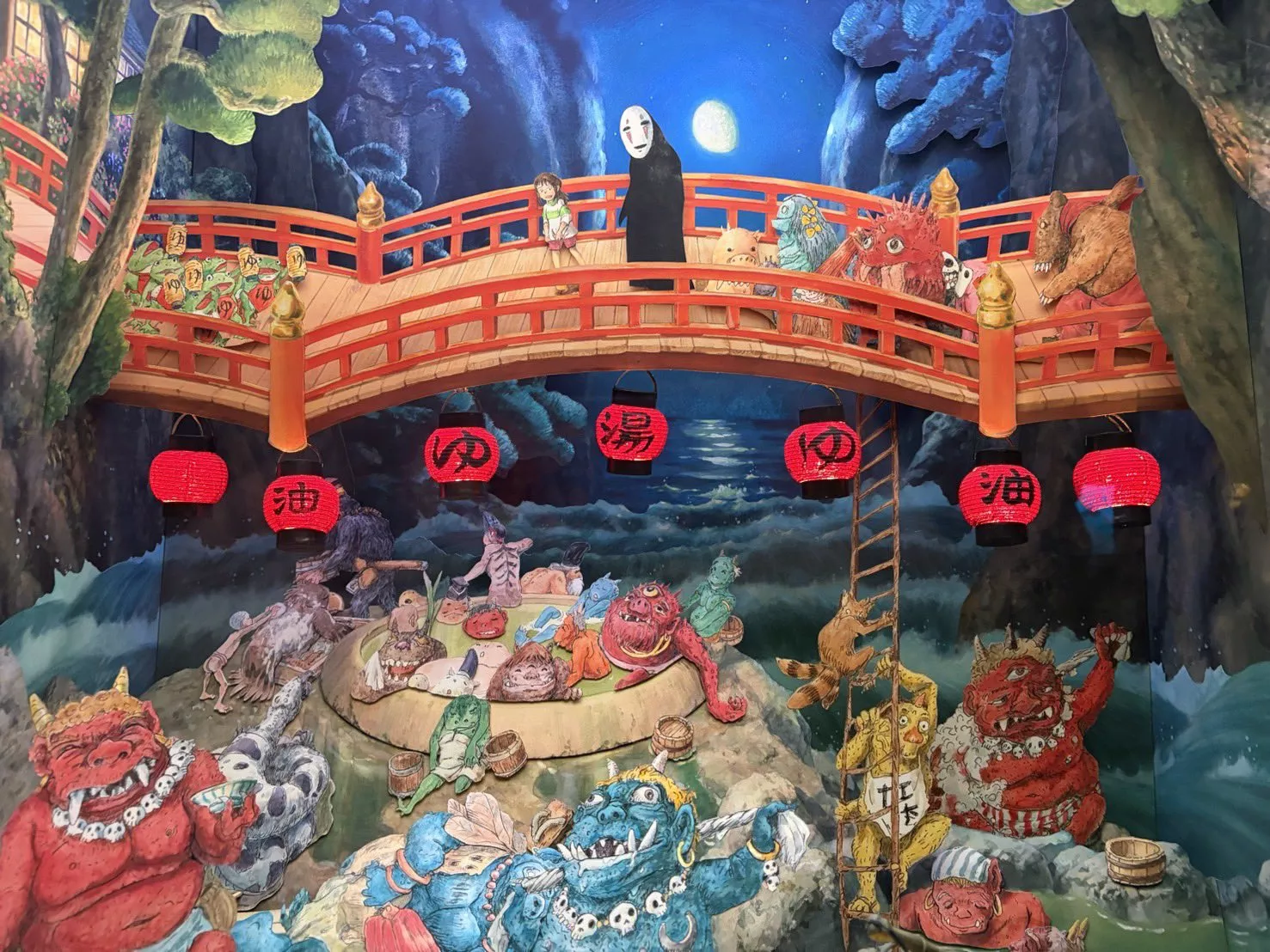 《全景盒》將於 7 月 8 日起,在吉卜力公園的「大倉庫」推出。值得注意的是,宮崎駿將這些創作放置於類似「機關」的畫盒內,當你往箱內觀看時,可以看到具有深度感的立體風景。從正面看像是一幅電影畫面般的平面圖,但實際上背景與角色等元素是分別繪製後,再分層設置於箱內。只需稍微改變視角,就能看到不同景色,這也是其一大魅力。