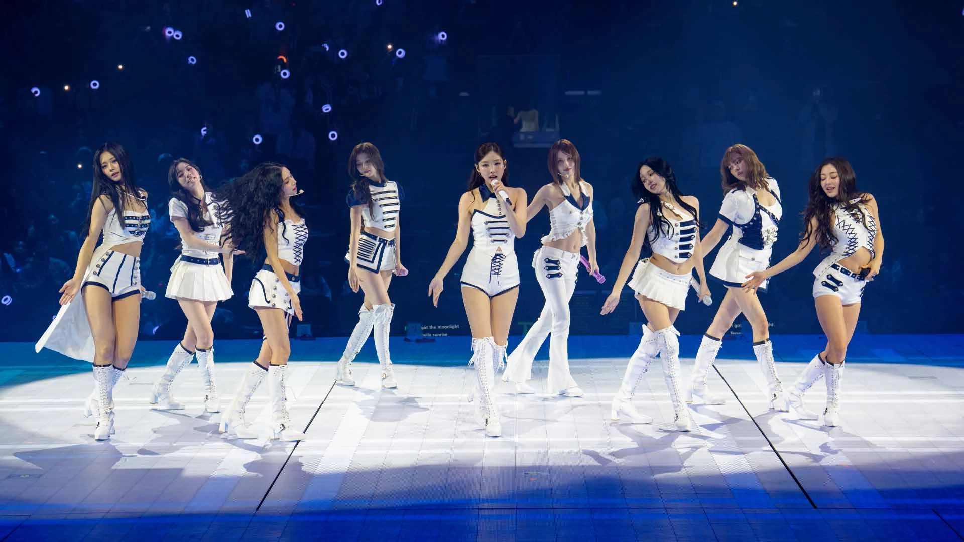 為了讓歌迷完整體驗朝聖 TWICE 的旅程,Live Nation Taiwan 更在 2 號及 3 號倉庫精心打造沉浸式打卡裝置區,像是巨型「TWICE」立體雕字搭配炫目光影投射、巡迴標準字自拍鏡牆、九位成員專屬大型打卡牆,以及重返高雄場的全員親筆簽名海報,從入口到每個角落都充滿巡演氛圍,打造宛如走進 TWICE 世界巡迴現場的朝聖空間。
