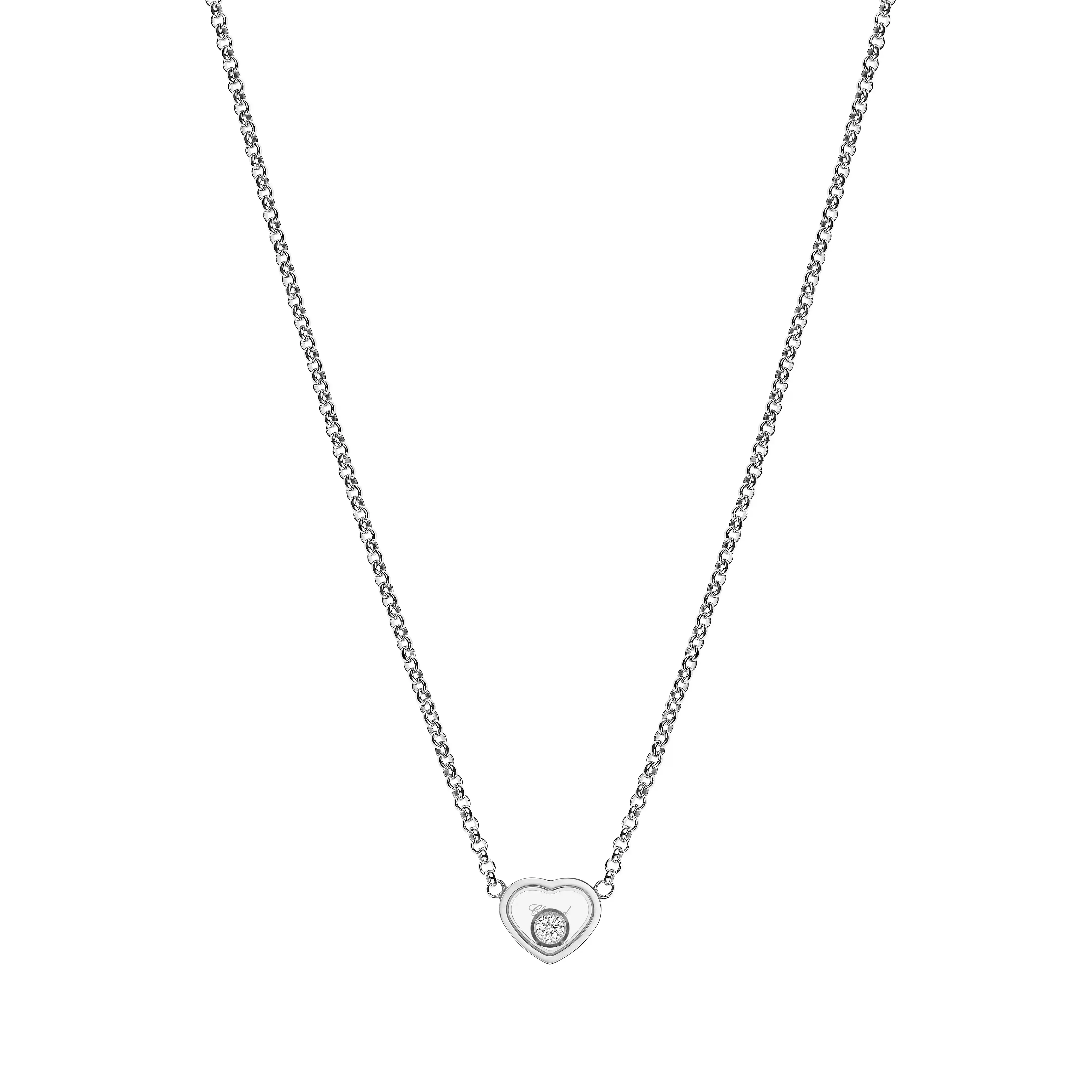 Chopard 的 My Happy Hearts 系列延續品牌經典 Happy Diamonds 概念,將心形元素轉化為輕盈而細膩的珠寶語言。這款項鍊以符合倫理標準的18K白金打造,中央鑲嵌一顆可滑動的鑽石,小巧心形輪廓看起來簡潔俐落,卻在細節中展現精緻工藝。品牌長期以心形圖案作為幸福象徵,My Happy Hearts 系列便是將這個符號重新演繹為更日常的佩戴形式。項鍊比例輕巧,適合單獨佩戴,也能與其他細鍊疊搭,呈現層次感。對於偏好低調珠寶的人來說,這款設計既保留鑽石的光芒,也維持簡約輪廓,是入門精品項鍊中相當優雅的一款。
