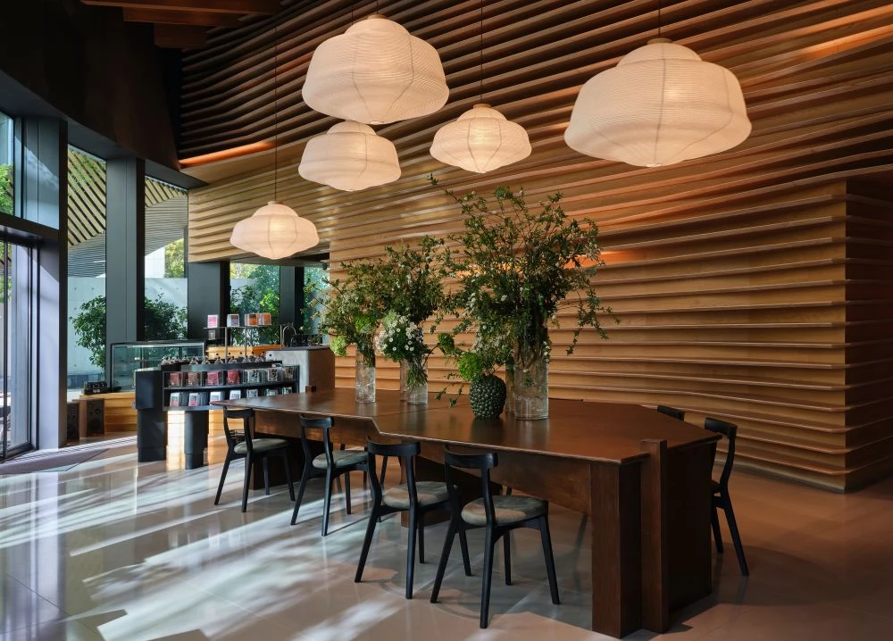 坐落於台中綠園道旁，全新咖啡店「Phase x 碧月」正式進駐「勤美術館」。這是台中人氣咖啡品牌 PHASE COFFEE 與在地甜點品牌「碧月 Dessert」共同打造的聯名空間，將乳酪蛋糕與精品咖啡帶入美術館的日常風景之中。甜點、咖啡與城市文化在同一場域交會，讓人在藝術氛圍中徜徉，使甜點與咖啡不只是日常消費，更成為城市生活節奏的延伸與呼應。