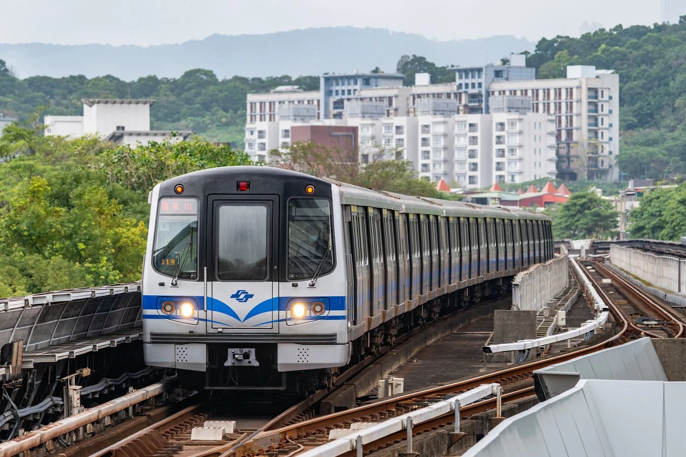 台北捷運路網再進化!備受關注的「北環段」正式啟動建設,預計於 2031 年完工,將串連機場捷運與紅線、黃線、棕線等 4 大系統,成為強化雙北交通的重要關鍵。無論是通勤族最在意的「通勤時間縮短」、購屋族關注的「沿線發展潛力」,或是北投士林科技園區帶動的產業利多,北環段都被視為下一波城市發展的重要引擎。