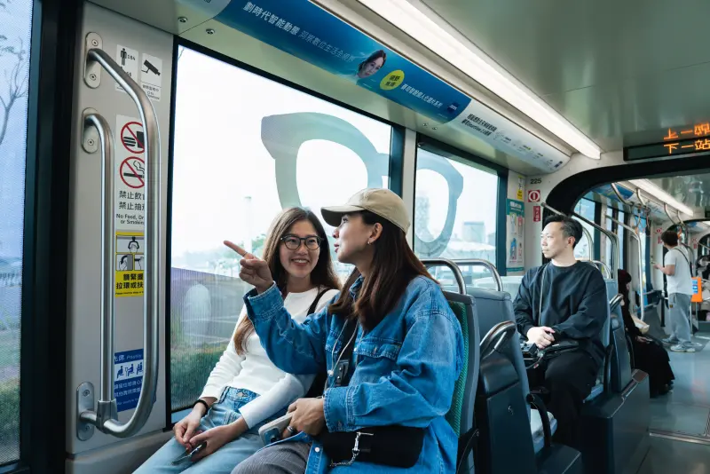 ▲掀新年打卡熱!謝盈萱現身蔡司智銳鏡片列車,窗外的城市景致、綠意路廊形成了強烈對比,讓日常通勤轉化為一種高科技光學與現代美學的體驗。(圖/品牌提供)