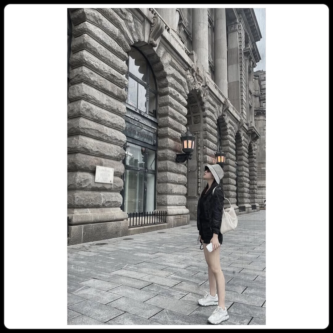 大家在思考深色造型時,最容易忽略的一件事其實是「重量感」。顏色一旦全部壓在黑色或深色系,整體看起來就容易變得沉。陳妍希這套私服穿搭其實很聰明,她選擇以黑色外套作為主體,但透過淺色配件去平衡整體視覺。
