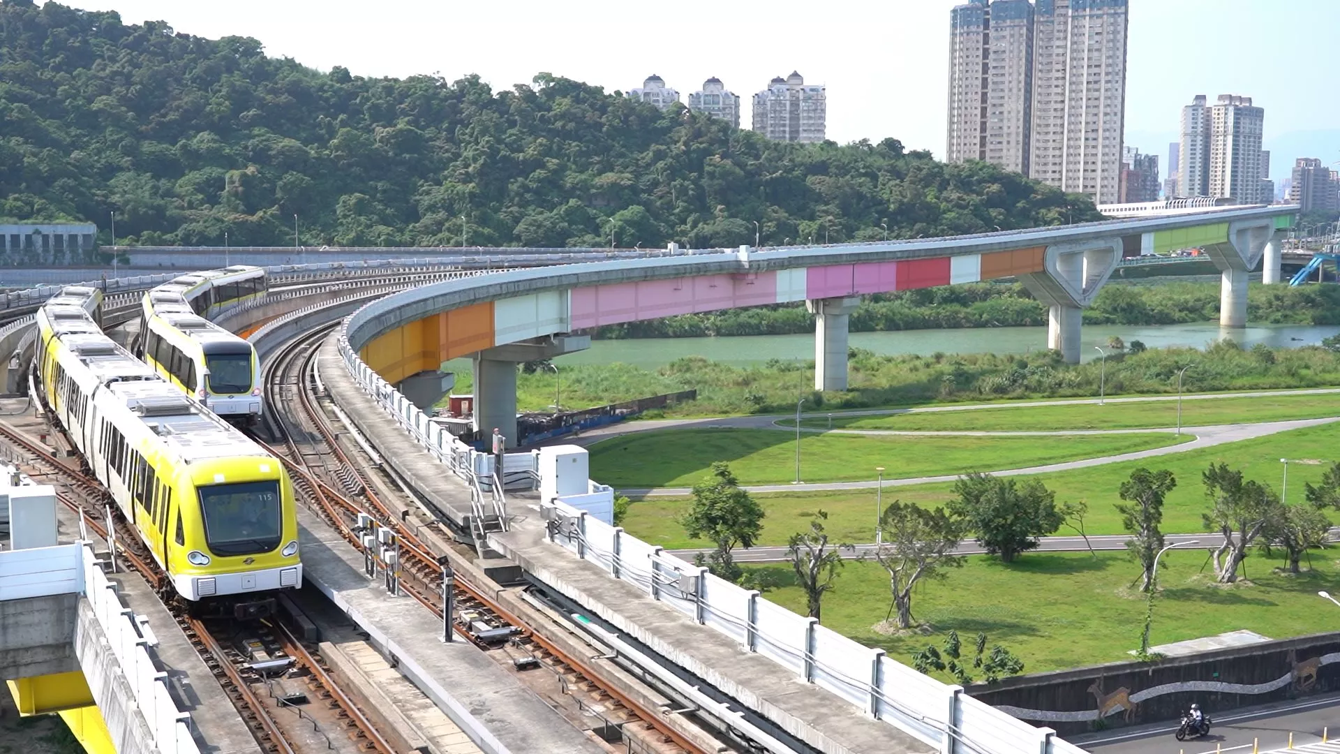 隨著北台灣軌道建設持續升級,預計於 2032 年完工的新北捷運汐止東湖線(簡稱汐東線)成為通勤族高度關注的交通新亮點。這條全長 5.56 公里的捷運路線,將串連新北市汐止區與台北市內湖區,並銜接規劃中的基隆捷運,同時可轉乘台北捷運文湖線與台鐵縱貫線,大幅強化「汐止-南港-基隆」軌道運輸網絡。