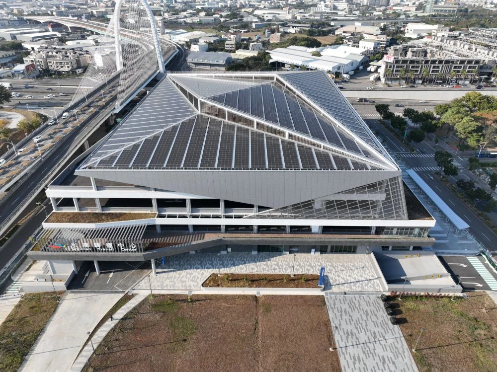 坐落於台中水湳經貿園區的「水湳轉運中心」已於近日完工,旨在提供完善的大眾運輸轉乘服務,並補足園區停車供給需求,發揮整體轉運效益,帶動區域交通與經濟發展。規劃設置國道客運月台 42 席、市區公車月台 12 席,並提供汽車停車位 614 席、機車停車位 1,253 席,以及自行車停車位 604 席,預計於今年啟用。