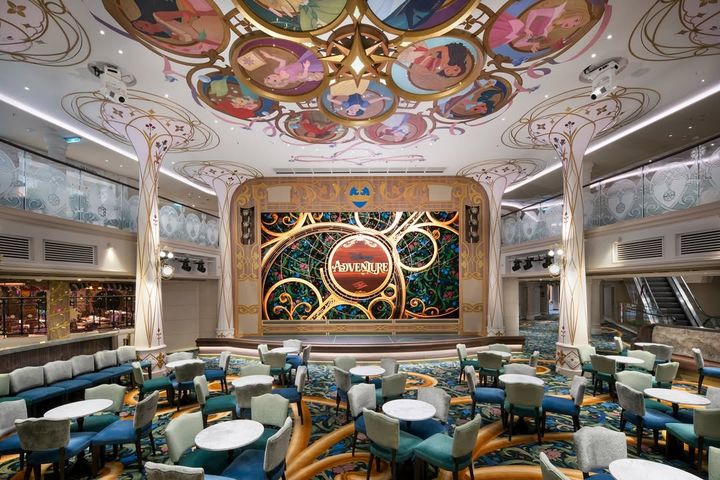 ▲Town Square天花板裝飾著公主的彩色玻璃壁畫。　圖：Disney CRUISE LINE／提供