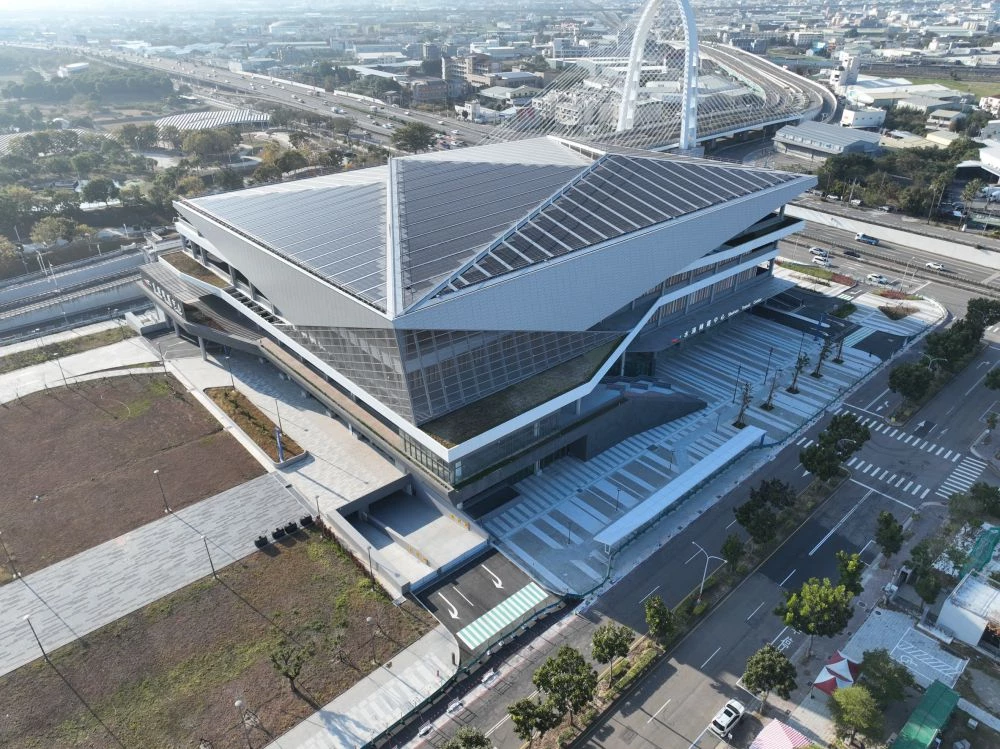 坐落於台中水湳經貿園區的「水湳轉運中心」已於近日完工,旨在提供完善的大眾運輸轉乘服務,並補足園區停車供給需求,發揮整體轉運效益,帶動區域交通與經濟發展。規劃設置國道客運月台 42 席、市區公車月台 12 席,並提供汽車停車位 614 席、機車停車位 1,253 席,以及自行車停車位 604 席,預計於今年啟用。