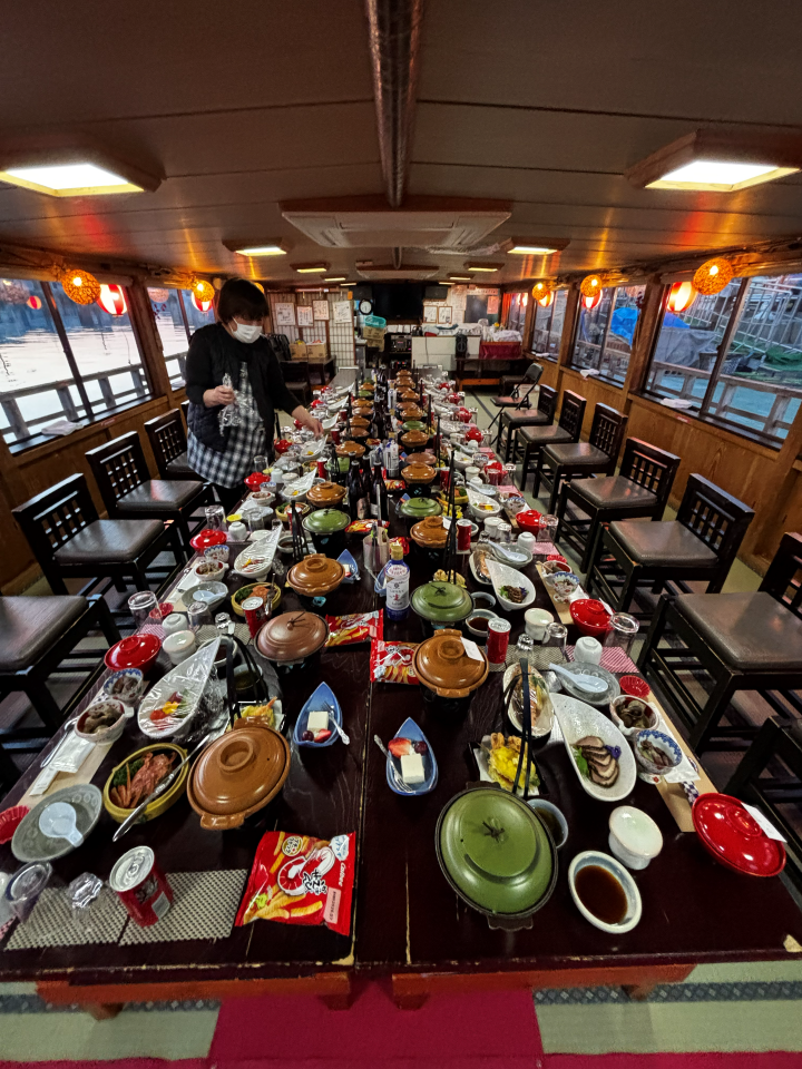 ▲屋形船提供豐盛的宴席料理，展現青森豐富海鮮魅力。　圖：向日遊／提供