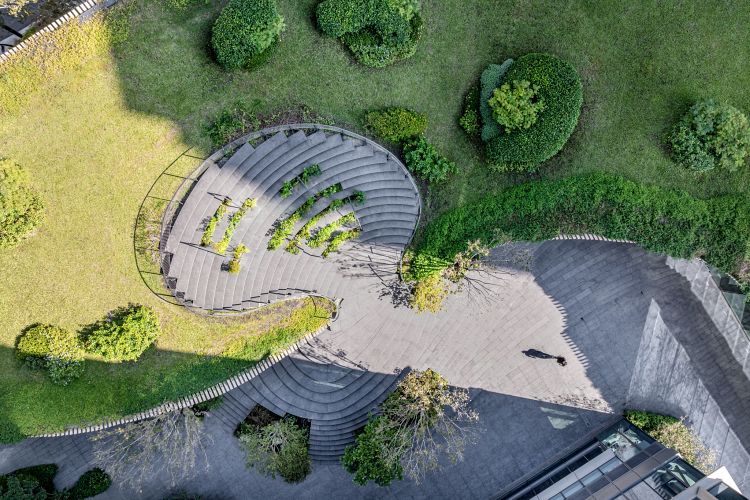 「Phase x 碧月」最大亮點之一，在於其位於勤美術館內部空間。這座建築由日本建築大師隈研吾（Kengo Kuma）設計，以其擅長的「負建築」手法，將自然語彙融入建築之中。外觀以逾千根木構件排列，形塑出山形意象，巧妙呼應台灣地景，亦為其在台灣的重要美術館作品之一。透過木質結構的層層堆疊與光影變化，使整體空間隨時間流轉展現不同表情，也為咖啡場域增添詩意與沉浸感。