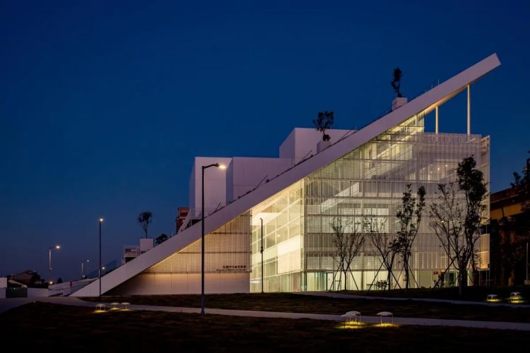 除了桃園市立美術館與兒童美術館,鄰近的橫山書法藝術館也是另一個重要場域。這是全台第一座以「書法藝術」為主題的公立美術館,悄然隱身於桃園青埔的埤塘旁,以幾何形式錯落於湖畔,結合整片狼尾草景觀,營造出詩意畫面。落成後更獲得國家卓越建設獎「最佳規劃設計類」金質獎肯定。三者共同構成桃園重要的藝術新場域,持續傳遞藝術使命。