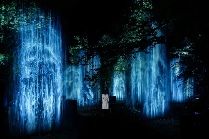 ▲展現由水流沖刷而成的溪谷歷史。　圖：teamlab／提供
