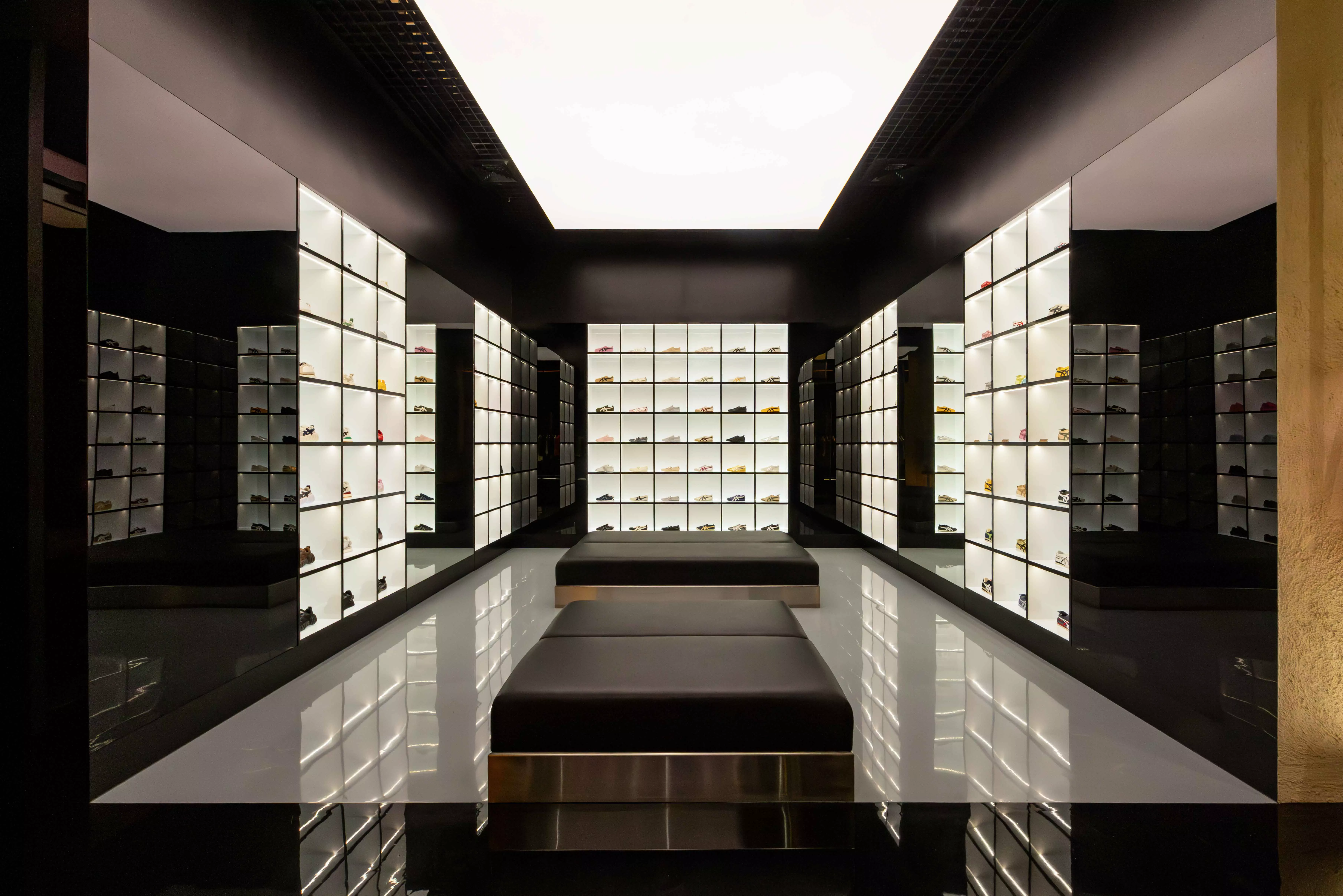 Onitsuka Tiger鬼塚虎全新店裝以品牌標誌性的Tiger Yellow為主軸,結合石材紋理、金屬細節與俐落線條,整體空間同步接軌東京銀座旗艦店與巴塞隆納全球概念店,現代感與工藝質地一次到位。