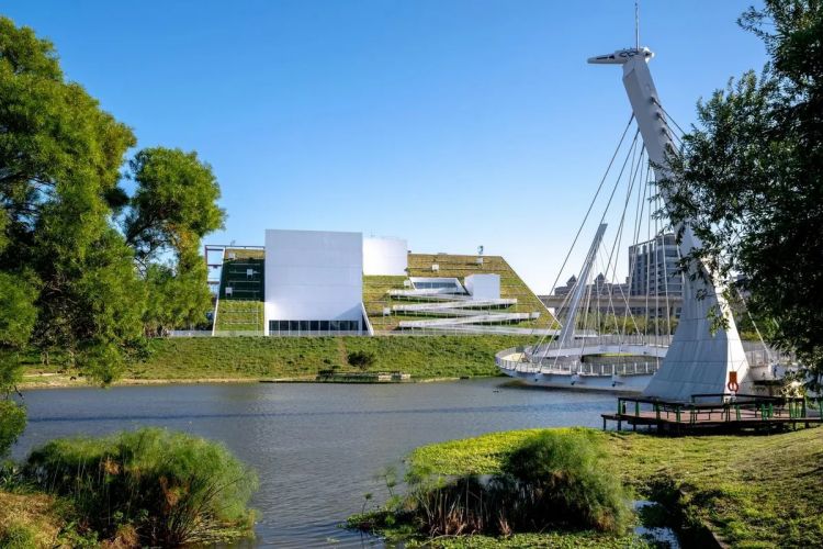除了室內的空間建構,戶外設計同樣精彩可期。設計團隊在「山丘」外部坡面上,錯落安排藝術活動與展演的戶外平台、雕塑裝置、休憩涼亭與綠蔭空間,以及可遠眺景觀的展望台。特別是山丘斜坡的層層堆疊,不僅營造出開放且具流動性的公共空間,也讓民眾能自然停留、交流與觀賞演出,透過視線延伸與高度變化,形塑如同天然觀眾席般的觀賞體驗。
