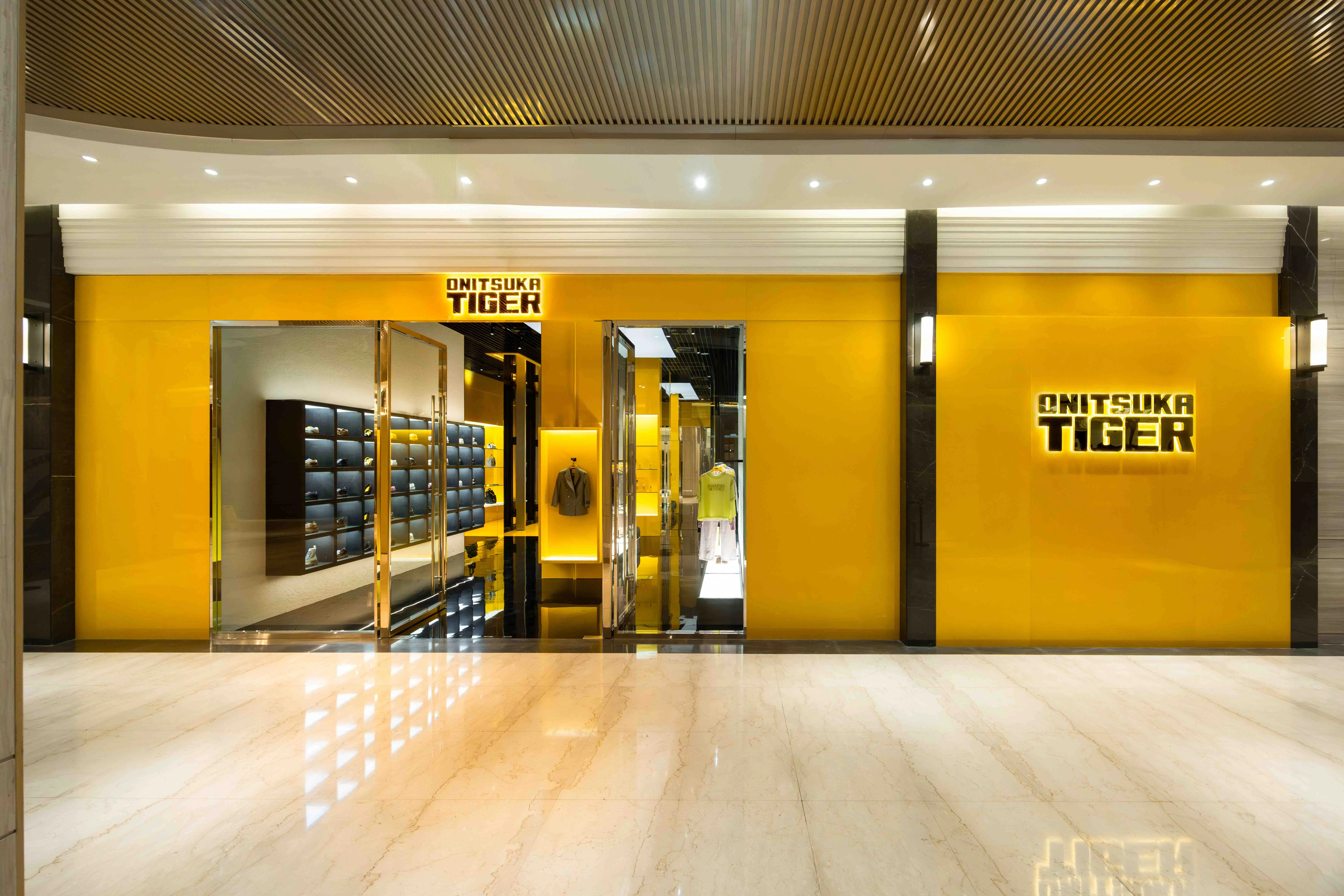 Onitsuka Tiger鬼塚虎全新店裝以品牌標誌性的Tiger Yellow為主軸,結合石材紋理、金屬細節與俐落線條,整體空間同步接軌東京銀座旗艦店與巴塞隆納全球概念店,現代感與工藝質地一次到位。