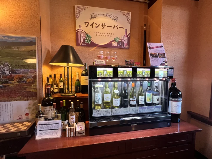 ▲獨特的迎賓葡萄酒試飲機提供多款美酒，可根據需求購買不同面額卡片一一品嘗。【※ 禁止酒駕；飲酒過量，害人害己。】　圖：向日遊／提供