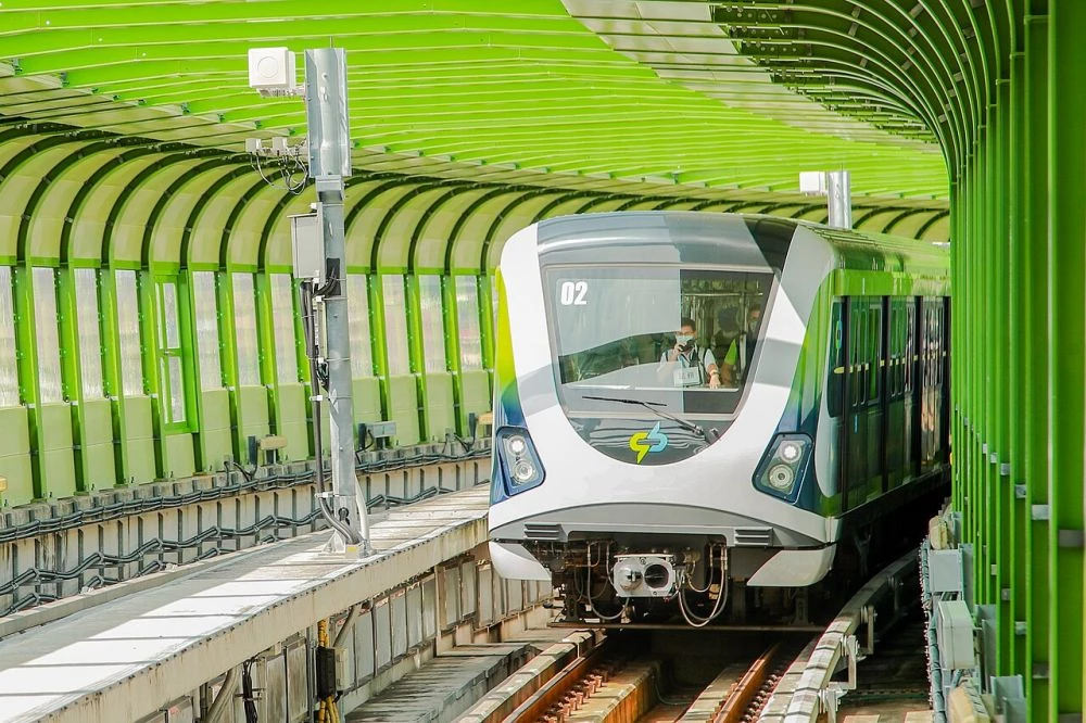 隨著台中捷運路網逐步完善，除了綠線延伸計畫外，「橘線」（台中機場捷運）亦為近年備受關注的重大建設之一，將串聯台中國際機場、市區與屯區，並連接水湳經貿園區、台中綠美圖、一中商圈及台中車站等關鍵節點。此外，台中捷運「藍線」預計於 2034 年啟用，將進一步強化整體路網結構，全面提升城市交通便利性。