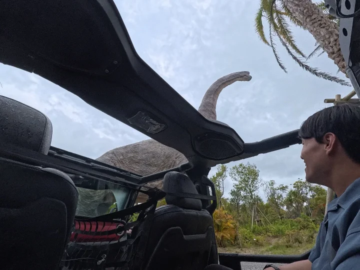 ▲「DINOSAUR SAFARI」還能看到各式各樣的草食恐龍。　記者-游琮玄／攝影