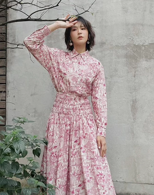 除了舞台表現亮眼,曾沛慈的私下穿搭同樣備受關注。現年42歲的她,特別擅長運用各式「裙裝」打造多變風格,無論是俐落剪裁的直筒裙、修飾身形的A字裙、學院感的百褶裙,還是帶點飄逸感的印花長裙....總能透過版型與材質的裙子款式選擇,展現顯瘦與減齡效果。她也常透過不同單品混搭,像是結構感上衣搭配裙裝強化比例,或以寬鬆休閒單品平衡裙子的柔美氣質,在成熟與率性之間取得恰到好處的平衡。以下就來盤點「10套值得學習的裙裝穿搭範本」,一起看看她如何用不同設計的裙子款式,穿出屬於自己的時髦魅力。