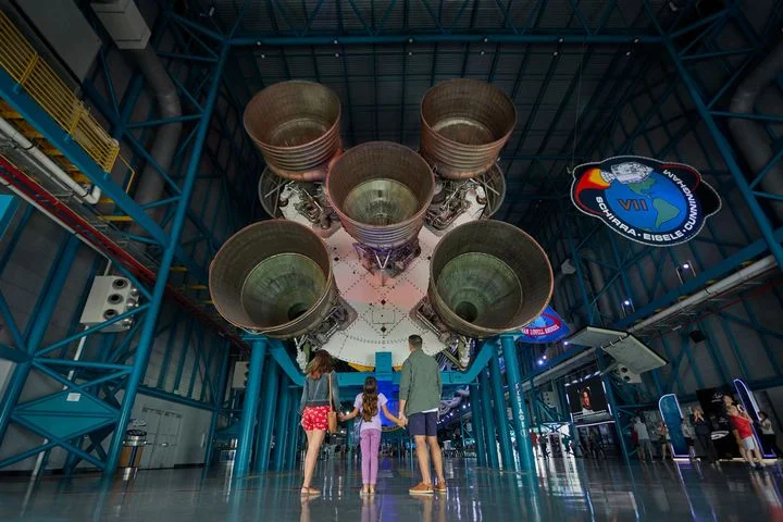 ▲佛羅里達州甘迺迪太空中心遊客中心展示「土星五號」。　圖：美國國家旅遊局／提供