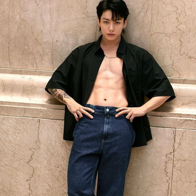 田柾國的外型的優勢在於他的臉既有少年感,又能隨造型變化快速切換成成熟性感路線,他在不同時期的長髮、濕髮、黑髮或舞台妝容都能形成鮮明話題,加上成熟與性感兼具的舞台形象,可以說擊殺全球無數少女心。