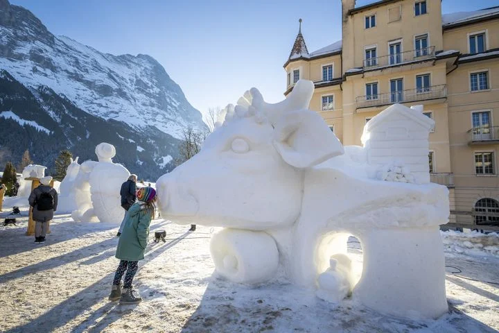 ▲2025「世界雪雕節」（World Snow Festival）日景。　圖：格林德瓦旅遊局／提供