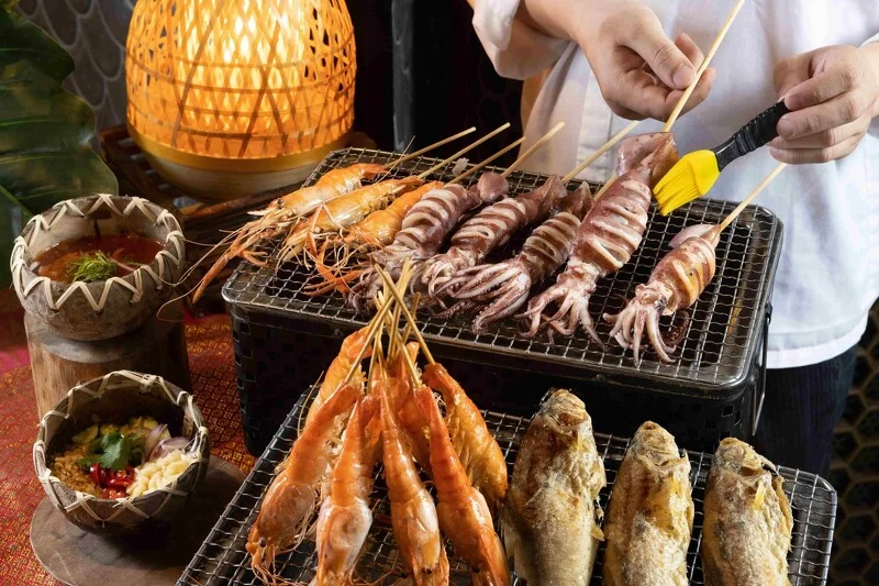 「現烤海鮮檯」,匯集泰國蝦、魷魚與午仔魚等精選海味。