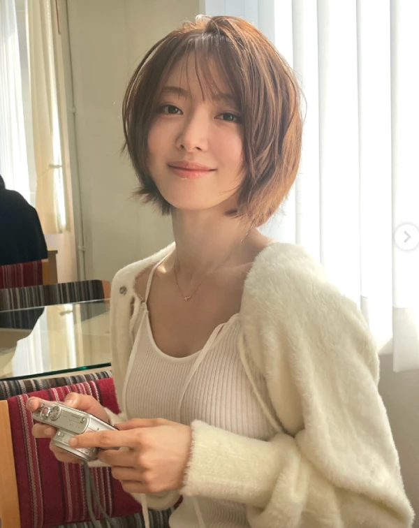 近期以俐落短髮形象再度掀起話題的李世榮,不只在戲劇作品中展現穩定演技,私服穿搭更是默默成為時尚圈關注焦點。從紐約時裝週的幹練西裝、巴黎街頭的小香風混搭,到日常休閒中的層次疊穿,她總能在不同風格之間自由切換,將「帥氣」與「柔美」、「正式」與「街頭感」完美融合,形成獨特的智性時髦氣質。本篇將一次盤點她12套高質感造型,拆解她如何運用彩色襪、短版內搭、疊穿技巧與高低混搭思維,把看似基本的單品穿出高級感與個人態度,讓日常穿搭也能進化成充滿細節的風格示範。