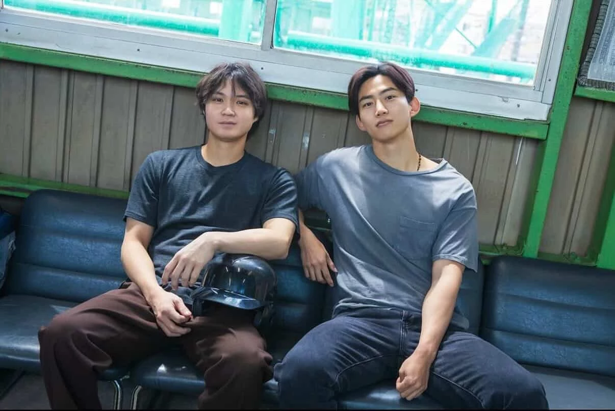 由磯村勇斗、玉澤演、橋本愛等橫跨日韓男神女神主演的《靈魂之伴》,故事描述日本青年琉深因過去間接毀掉了摯友的人生,無法原諒自己的他選擇離開日本,獨自在異國他鄉流浪,最終身心俱疲地倒在柏林的一座教堂門前。