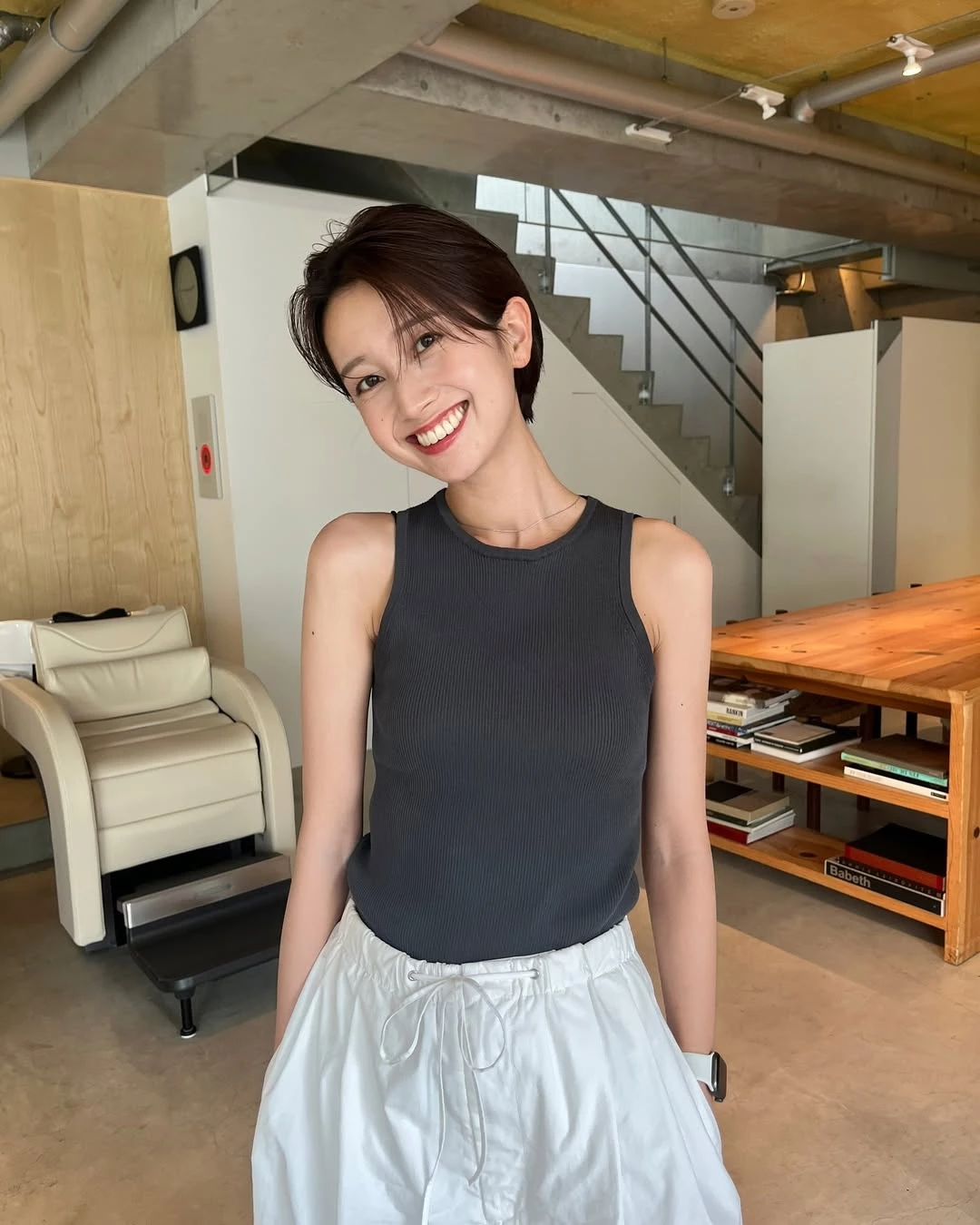 50歲減齡極短髮推薦:中分後梳
