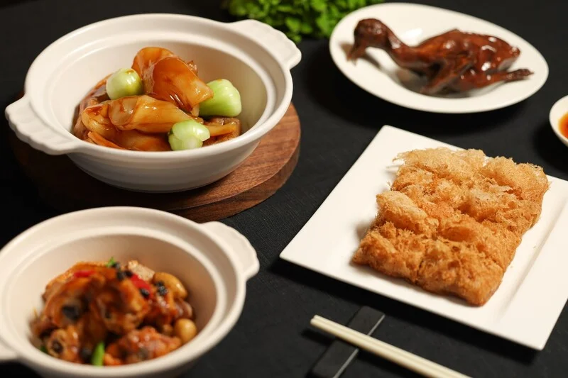 新菜登場,鄔師傅以「四鳳呈祥」為題打造出春禽宴。