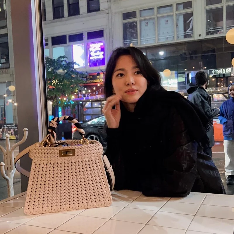 宋慧喬搭配過的FENDI不同款式Peekaboo手袋。