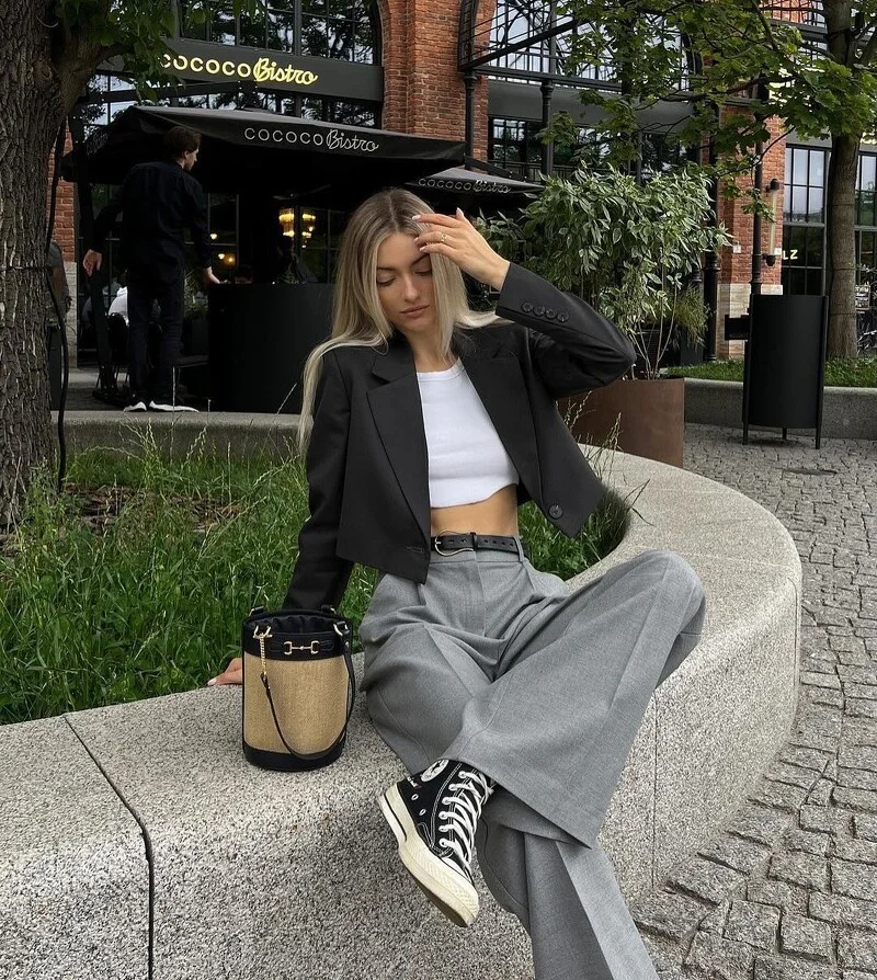 @modelandola.gt。