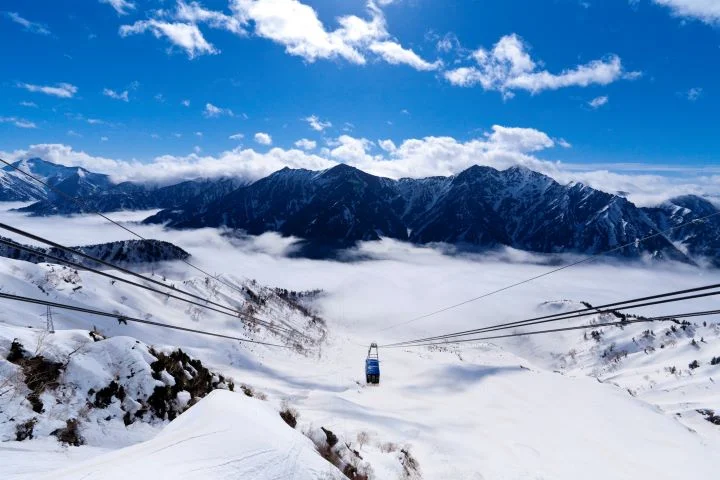 ▲殘雪與立山空中纜車（4月下旬）。　圖片提供：立山黑部貫光株式會社／提供