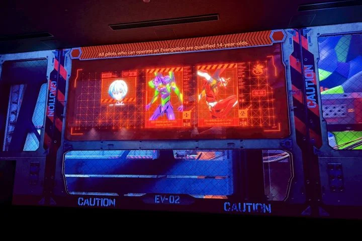 ▲「新世紀福音戰士・飛行劇場 - 8K - 」遊客化身為 NERV 佐世保支部的臨時職員參與任務。（※經特別許可拍攝）　記者-何昕穎／攝