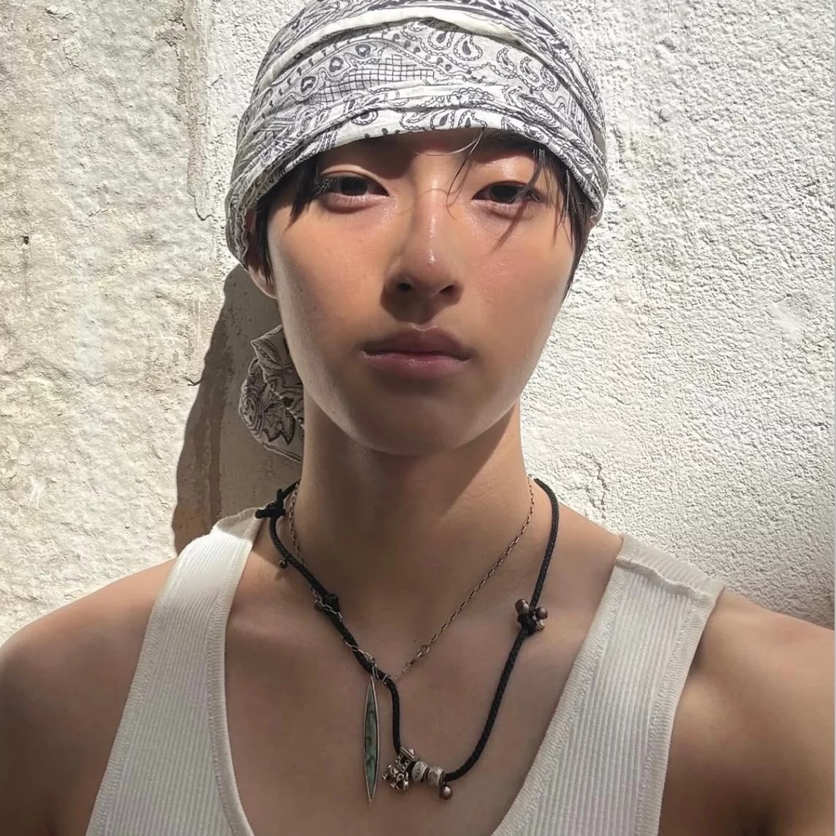 今年才 22 歲、擁有帥氣帽的白宣號,首度挑大樑擔任男主角,他飾演世雅的秘密男友金建宇,不論是談戀愛充滿粉紅泡泡到面臨死亡而黑化的情緒都完美詮釋,也讓他自開播後人氣大漲,未來一片看好。