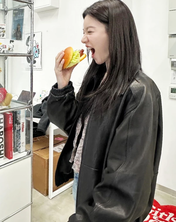 高允貞選穿一件落肩設計的寬鬆皮質外套,皮料的微光澤感,能有效提升整體穿搭的「硬度與質感」。像這種Oversize的廓型剪裁,不僅能修飾身形,更自帶一種不經意的叛逆時髦。 說到皮革外套,應當是每個人衣櫃裡,都該有的「神級時髦單品」。建議在一般穿搭時,可以像高允貞一樣選擇寬鬆、落肩的款式,內搭基礎的T-shirt及牛仔褲既可。像這種經典不敗的組合,絕對能讓你在各種場合都顯得帥氣有型,卻又不失女孩的隨性氛圍。