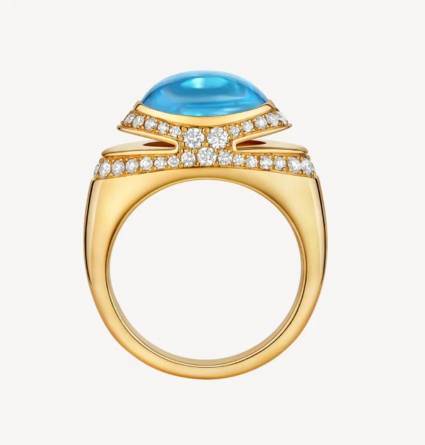 充滿義式熱情與建築美學的彩寶大師Bvlgari,這款全新發表的「Cabochon」戒指,絕對是夏日烈陽下最耀眼、最具存在感的指尖藝術。靈感致敬品牌自1950年代以來便奉為經典的「蛋面型切割」美學。圓潤流暢的18K黃金底座,大膽地鑲嵌一顆色澤濃郁、清透如「果凍」般的水藍托帕石,在蛋面切割的飽滿弧度下,將夏日泳池畔的清涼與羅馬晴空盡數凝聚,散發出極具辨識度、充滿個性的高級時髦感。(商品價格約:NTD 397,700)