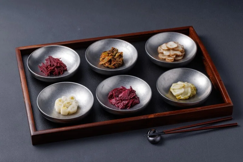 主廚把兒時父親在廚房醃菜的料理重現。
