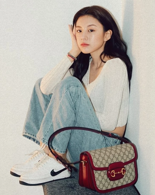 高允貞的私服,之所以成為許多現在Gen Z世代們心中的穿搭範本,關鍵就在於她總能把看似平凡的日常單品,透過俐落剪裁與細節選擇,轉化成帶有質感的時髦造型。無論是以短版針織上衣微微露出腰線,或將上衣紮進高腰寬褲,都能自然拉長身形比例,營造出輕盈又修長的視覺效果。同時,她也經常透過「異材質混搭」為造型加分,像是用休閒感十足的外套或白T,搭配精品包款,巧妙平衡隨性與精緻之間的界線,讓整體看起來不會過於用力,卻依然充滿層次。