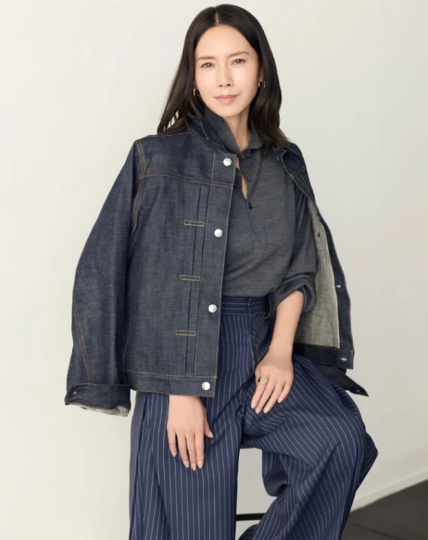 中谷美紀這套穿搭,很值得50歲女性直接筆記,因為她完全沒有要「硬裝年輕」,卻反而比很多刻意少女感的造型更顯年輕。重點就在於,她很懂得用俐落單品去穿出鬆弛感。像這套的短版丹寧外套就是關鍵,版型不要太貼身,稍微寬鬆一點,反而能讓整個人看起來更輕盈;內搭,則選柔軟材質的灰色上衣,領口微微敞開,露出頸線後,氣質就會差很多。至於下半身,這種高腰條紋寬褲也很值得學,不只能修飾腿型,還會讓整體比例變得更修長。