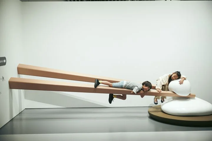 ▲《被吃掉的心情》（plaplax，2025）於TOKYO NODE「Design Ah! Exhibition neo」展覽現場，2025年 攝影：Keisuke Kitamura。　圖：香港旅遊發展局／提供