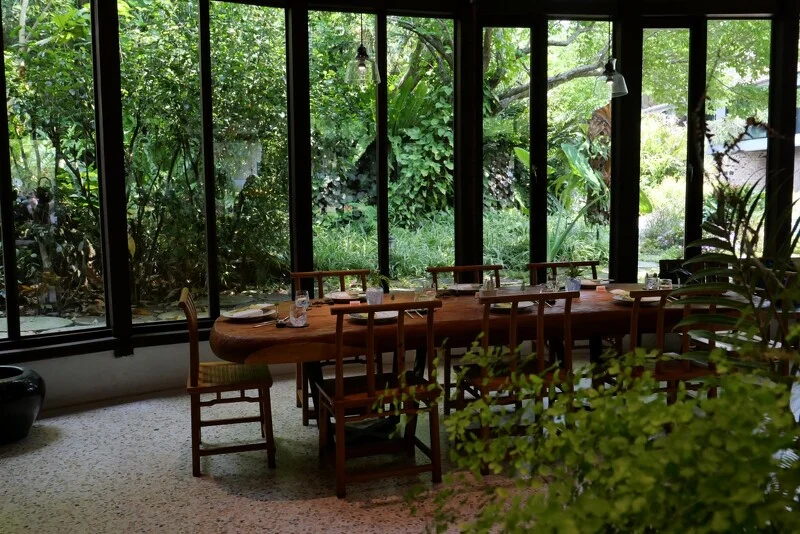 室內光線通透,加上室外蔥蔥綠意,用餐起來相當舒適。