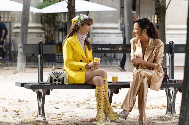 Netflix 打造的浪漫喜劇《艾蜜莉在巴黎》,故事圍繞在來自芝加哥的行銷人才 Emily Cooper,因工作機會來到巴黎,從一開始不懂法語、誤闖法式職場文化,到逐漸在歐洲建立事業、人際圈與感情關係。因為同時集結巴黎、時尚與滿滿天菜帥哥等誘人元素,自 2020 年 10 月開播以來話題不斷。