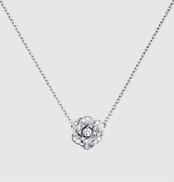 如果說山茶花代表的是氣質,那麼這條「Piaget Rose」項鍊,代表的就是一種對生活熱烈的愛。其背後靈感它便是源於Yves Piaget先生最痴迷的玫瑰花園。當我看到這條鑽石項鍊時,最直觀的感受是它的層次感。不同於平面化的花形設計,這朵鑽石玫瑰運用了極其精細的珠寶工藝,將花瓣層層堆疊、交錯。那種立體感,彷彿微風輕拂過,花瓣就會隨之顫動一般生動。選這款項鍊送給媽媽,其實還帶有一種很感性的隱喻,感謝她如同這朵玫瑰,即便歲月更迭,依然優雅地盛放著。(商品價格約:NTD 179,000)