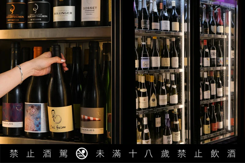 吧台小角落精彩的酒櫃是餐廳負責人曹可兒的收藏。