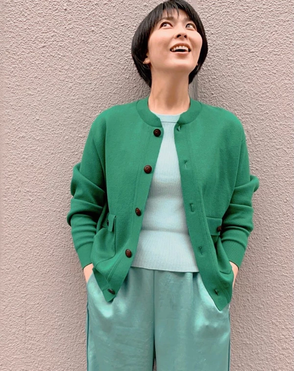 這套造型的色彩結構非常高明，松隆子選擇了飽和度較高的翡翠綠針織小外衣作為主角；內搭一件薄荷綠或帶灰調的淺綠色合身針織上衣；下身，則配上帶有微微光澤感的湖水綠休閒寬褲。從外到內、從上到下，利用三種截然不同的「綠色調」，製造出流暢的漸層感，整個人顯得格外有精神。