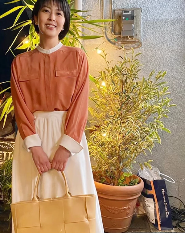 很多女性過了40歲後就不太敢碰粉色，怕有「刻意裝嫩」的嫌疑。但是！想穿出溫柔感，「色彩」絕對是第一滴催化劑。不要怕，就讓我們大膽用上溫潤的柔和色調，散發出毫無攻擊性、讓人好感度滿分的韓系溫柔氣場吧！
