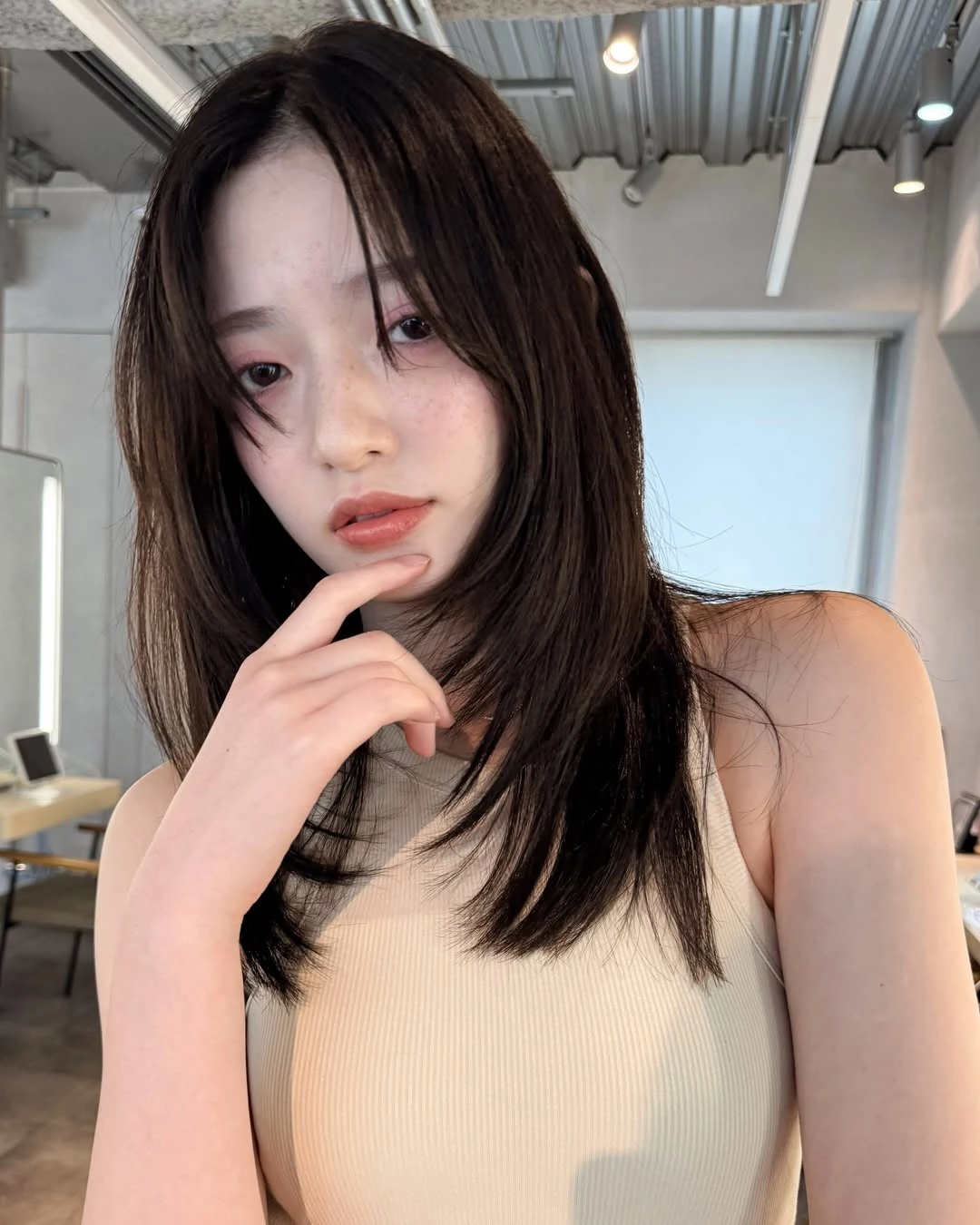 減齡層次剪中長髮推薦2:輕盈鎖骨剪