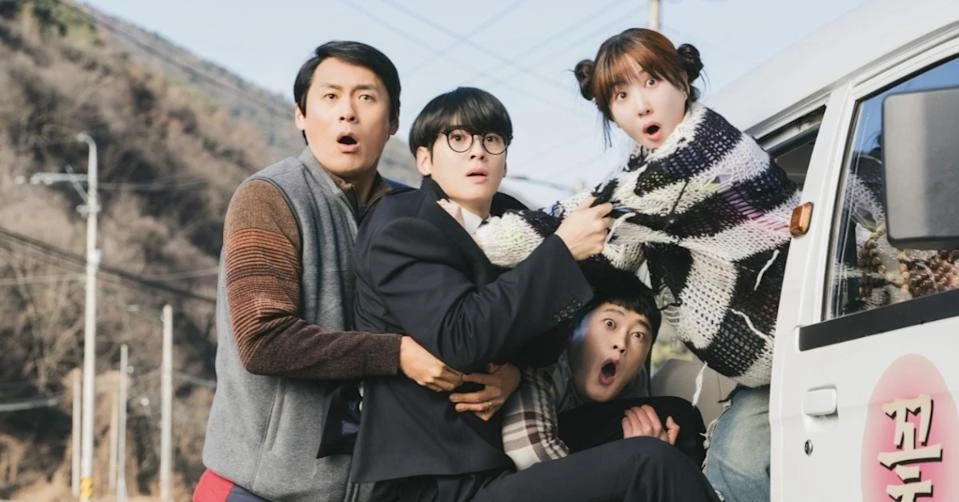 最後則是近期由 Netflix 推出的《超能路人甲》,劇集由朴恩斌、車銀優、崔代勳、林成宰、金海淑、孫賢周等實力派演員主演,故事設定在 1999 年末日即將到來傳聞蔓延的城市,一群原本不起眼的小鎮居民意外獲得超能力,被迫對抗威脅城市和平的惡勢力。
